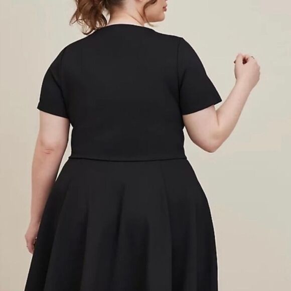 Torrid Plus Sz 0 Black Textured Skater V Neck Short Sleeve Stretch Top Sz L NWT - Picture 2 of 9